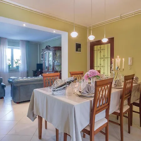 Apartmán 2 Bedroom Cozy In