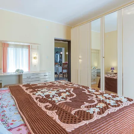 2 Bedroom Cozy In Apartmán Pula