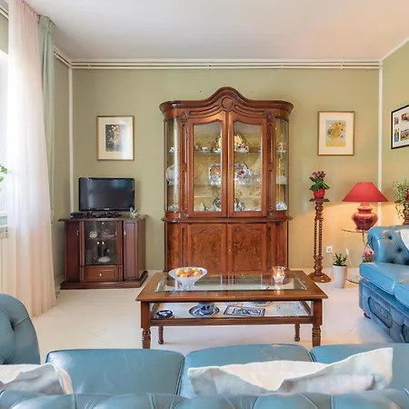 Apartment 2 Bedroom Cozy In
